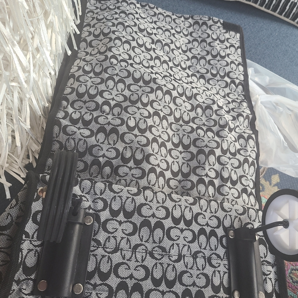 Fold up tote on 2 wheels